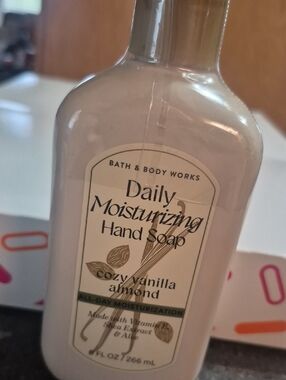 Bath & Body Works Cozy Vanilla Almond Daily Moisturizing Hand Soap - Pale Pink